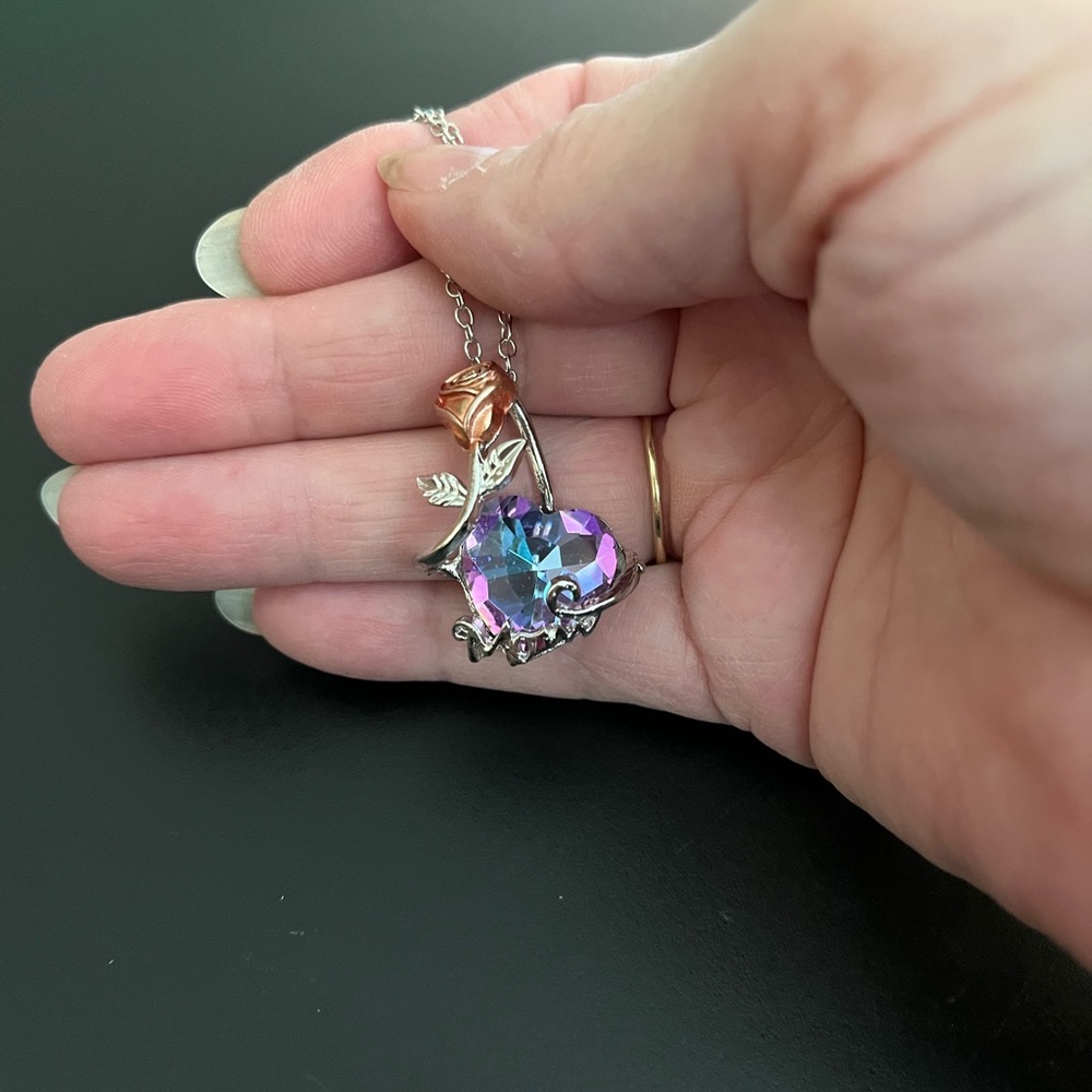☄️This stunning heart and rose pendant necklace is perfect for Mother’s Day! 18” - Picture 10 of 14